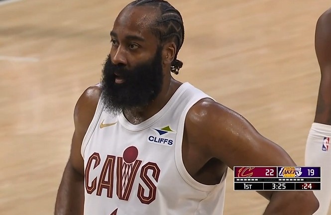 开云官网-着了你的道！八村塁防守时手臂高举 哈登瞅准时机挂到造三分犯规